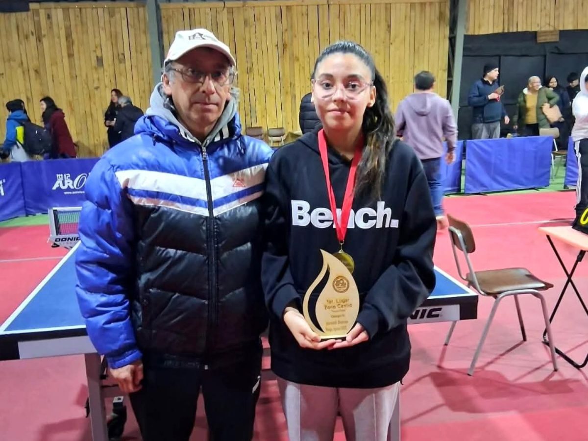 Estudiante Constanza Orellana es la Campeona Zonal de Tenis de Mesa