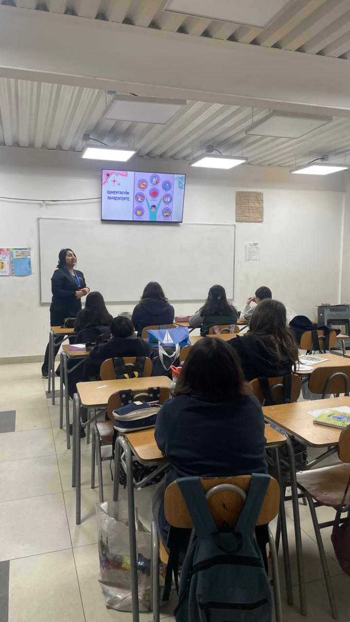 Taller del CESFAM Oriente a estudiantes de 6° Básico